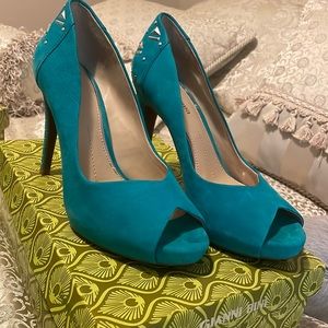 Gianni Bini turquoise heels